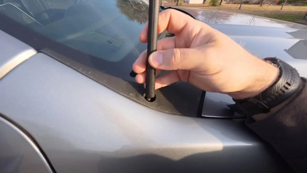 screwing on votex replacement antenna